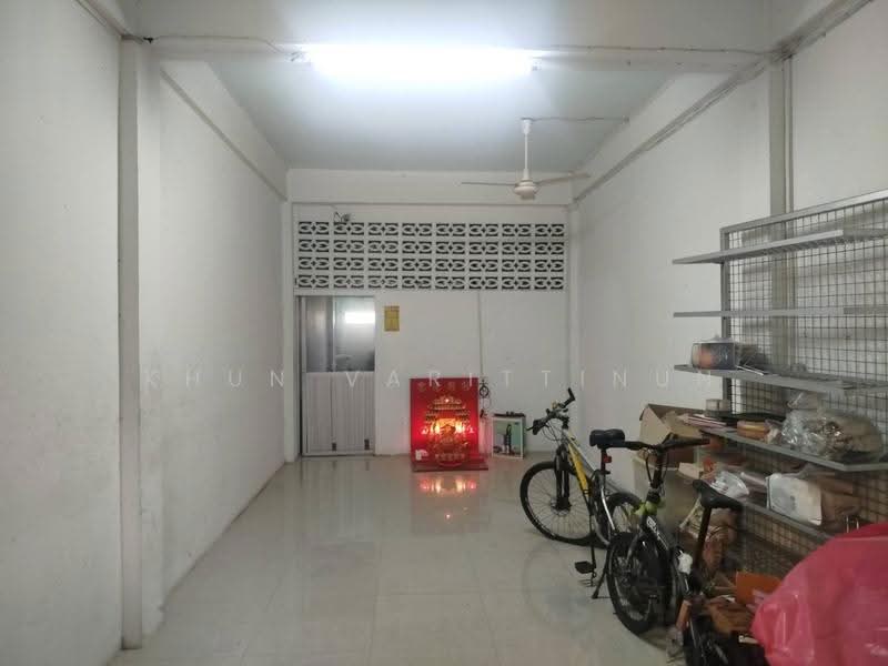 Sell 3-Story Townhouse 300m from BTS Krung Thon Buri Great Investment Opportunity in Charoen Nakhon, Bangkok, เจริญนคร18, Bang Lam Phu Lang, Khlong San, Bangkok, 3 Bedrooms, 150 sqm, Townhouse For Sale, by Khun Varittinun, 500551538 - DDproperty.com