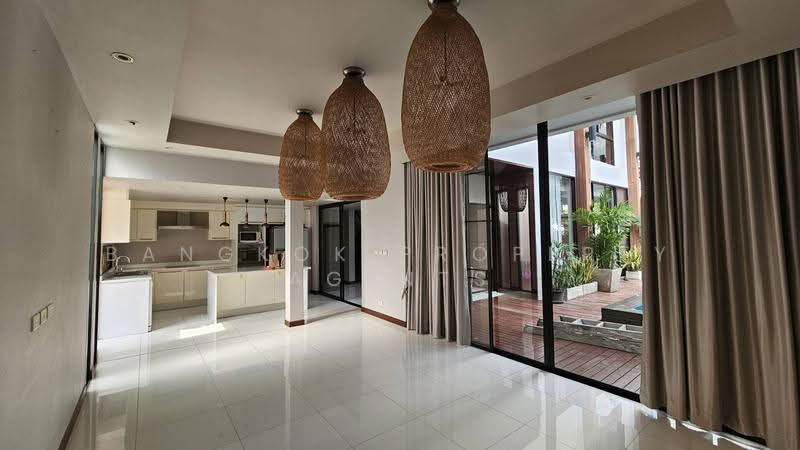 House between Thonglor and Phromphong, Bangkok, Khong Tan, Khlong Toei, Bangkok, 4 Bedrooms, 300 sqm, Single Detached House For Rent, by BANGKOK PROPERTY AGENTS, 500551762 - DDproperty.com