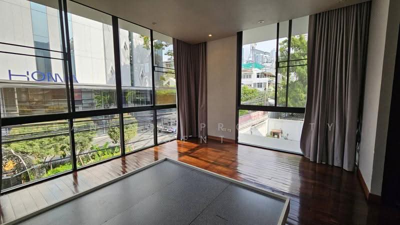 House between Thonglor and Phromphong, Bangkok, Khong Tan, Khlong Toei, Bangkok, 4 Bedrooms, 300 sqm, Single Detached House For Rent, by BANGKOK PROPERTY AGENTS, 500551762 - DDproperty.com