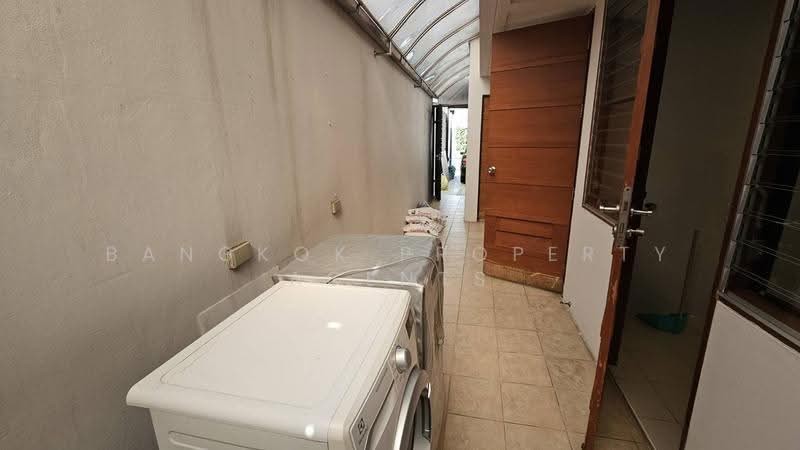 House between Thonglor and Phromphong, Bangkok, Khong Tan, Khlong Toei, Bangkok, 4 Bedrooms, 300 sqm, Single Detached House For Rent, by BANGKOK PROPERTY AGENTS, 500551762 - DDproperty.com