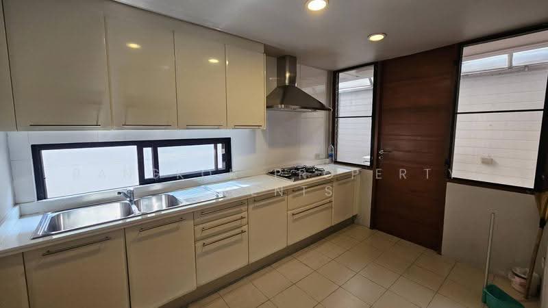 House between Thonglor and Phromphong, กรุงเทพ, คลองตัน, คลองเตย, กรุงเทพ, 300 ตร.ม., บ้านเดี่ยว ให้เช่า, โดย BANGKOK PROPERTY AGENTS, 500551762 - DDproperty.com