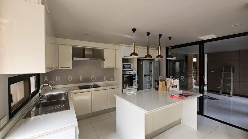 House between Thonglor and Phromphong, Bangkok, Khong Tan, Khlong Toei, Bangkok, 4 Bedrooms, 300 sqm, Single Detached House For Rent, by BANGKOK PROPERTY AGENTS, 500551762 - DDproperty.com