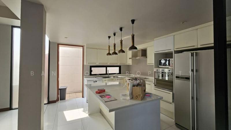 House between Thonglor and Phromphong, Bangkok, Khong Tan, Khlong Toei, Bangkok, 4 Bedrooms, 300 sqm, Single Detached House For Rent, by BANGKOK PROPERTY AGENTS, 500551762 - DDproperty.com
