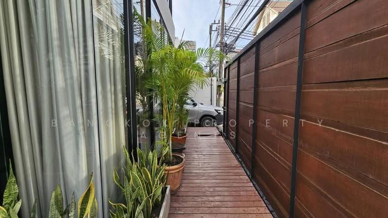 House between Thonglor and Phromphong, Bangkok, Khong Tan, Khlong Toei, Bangkok, 4 Bedrooms, 300 sqm, Single Detached House For Rent, by BANGKOK PROPERTY AGENTS, 500551762 - DDproperty.com