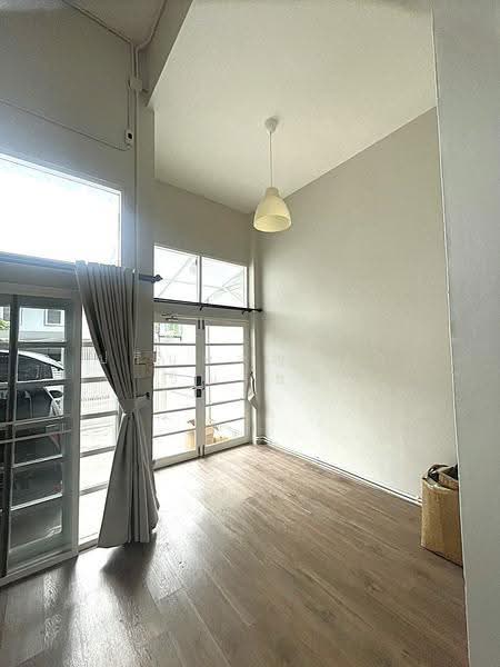 Townhouse Sutthisan – MRT Sutthisan Station, Bangkok, Huai Khwang, Bangkok, 5 Bedrooms, 200 sqm, Townhouse For Rent, by ปรินทร์ญาดา ชิณโชติ, 500552028 - DDproperty.com