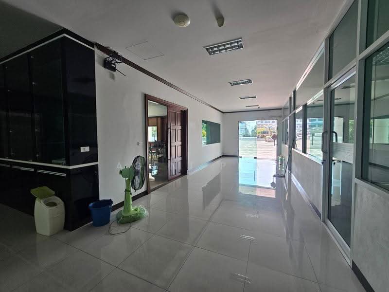Land with buildings for rent: 2-story office building + warehouse, located on Thepharak Road (SPSAD4, Samut Prakan, Phreak Sa Mai, Muang Samut Prakarn, Samut Prakan, , 2,000 sqm, Office Space For Rent, by Agent Pla, 500552366 - DDproperty.com