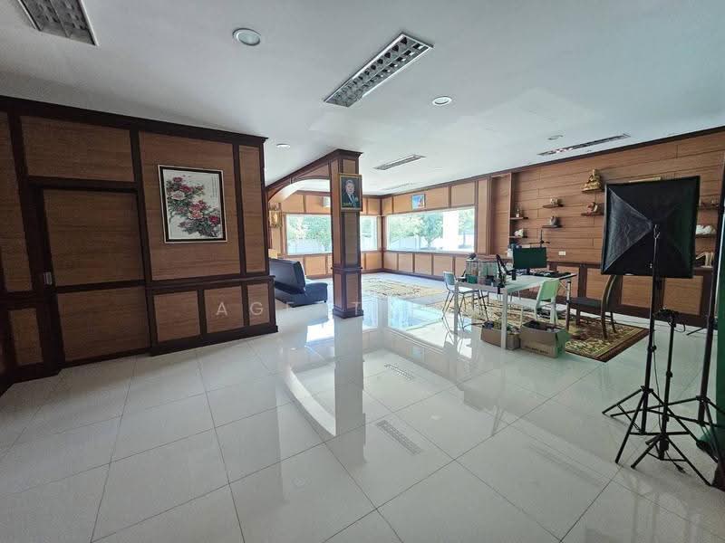 Land with buildings for rent: 2-story office building + warehouse, located on Thepharak Road (SPSAD4, Samut Prakan, Phreak Sa Mai, Muang Samut Prakarn, Samut Prakan, , 2,000 sqm, Office Space For Rent, by Agent Pla, 500552366 - DDproperty.com