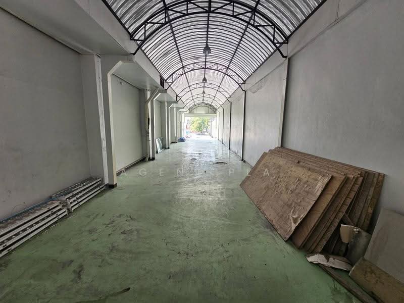 Land with buildings for rent: 2-story office building + warehouse, located on Thepharak Road (SPSAD4, Samut Prakan, Phreak Sa Mai, Muang Samut Prakarn, Samut Prakan, , 2,000 sqm, Office Space For Rent, by Agent Pla, 500552366 - DDproperty.com