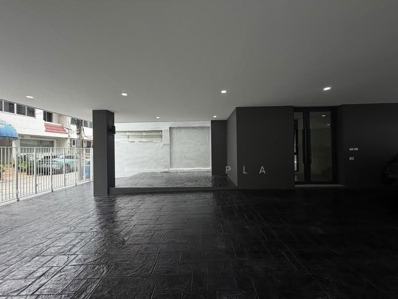 For Rent/Sale: 4-Story Home Office with Rooftop Terrace – Rama 9 Area, Just 600m from MRT Rama 9 (SP, Bangkok, Huai Khwang, Bangkok, , 700 sqm, Shophouse For Rent, by Agent Pla, 500556137 - DDproperty.com