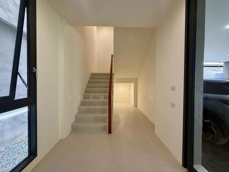 For Rent/Sale: 4-Story Home Office with Rooftop Terrace – Rama 9 Area, Just 600m from MRT Rama 9 (SP, Bangkok, Huai Khwang, Bangkok, , 700 sqm, Shophouse For Rent, by Agent Pla, 500556137 - DDproperty.com