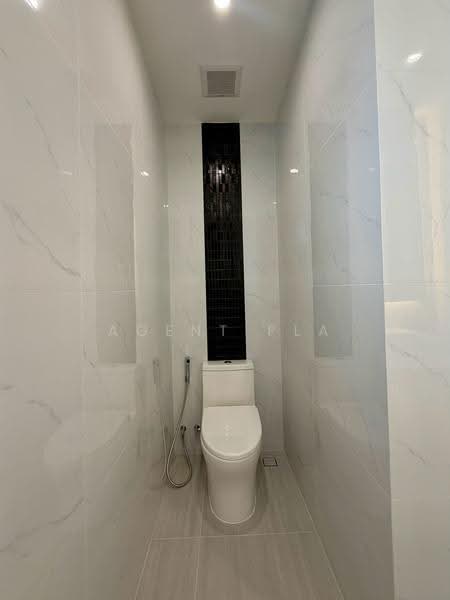 For Rent/Sale: 4-Story Home Office with Rooftop Terrace – Rama 9 Area, Just 600m from MRT Rama 9 (SP, Bangkok, Huai Khwang, Bangkok, , 700 sqm, Shophouse For Rent, by Agent Pla, 500556137 - DDproperty.com