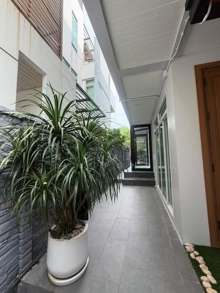ไอริส เรสซิเดนซ์ ประดิษฐ์มนูธรรม ลาดพร้าว 71, Bangkok, Wang Thonglang, Bangkok, 3 Bedrooms, 285 sqm, Semi-Detached House (Twin House) For Sale, by Saowaluk Anupong, 500557021 - DDproperty.com