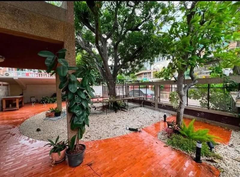 Stunning 2-Storey Garden House for Rent in Ekkamai 12 – Just 350m to Donki Mall Thonglor, Bangkok, Khlong Tan Nua, Watthana, Bangkok, , 300 sqm, Shophouse For Rent, by Pornpann Kaewplang (Sand), 500557177 - DDproperty.com