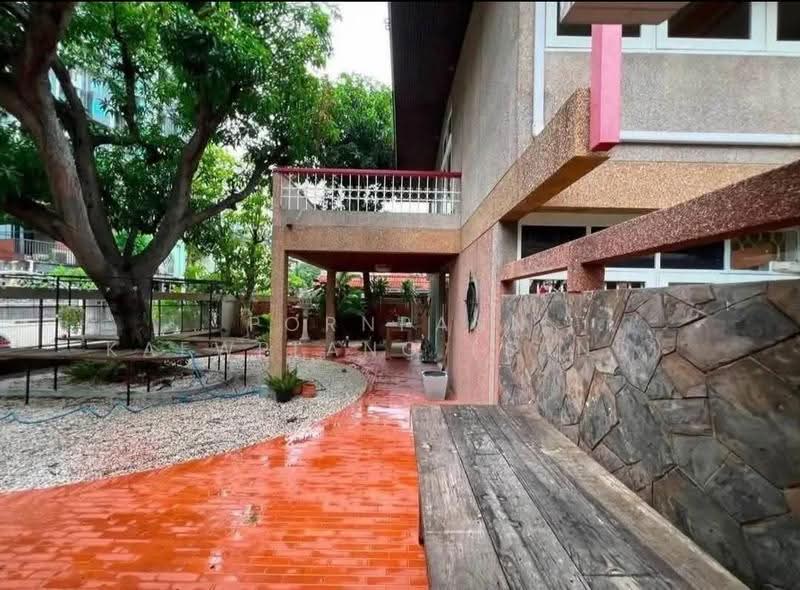 เช่าบ้านเดี่ยวสวนสวย 2 ชั้น พร้อมพื้นที่สวนสวย ย่านเอกมัย 12 ใกล้ดองกี้มอลล์ ทองหล่อ เพียง 350 เมตร, กรุงเทพ, คลองตันเหนือ, วัฒนา, กรุงเทพ, 300 ตร.ม., ตึกแถว-อาคารพาณิชย์ ให้เช่า, โดย Pornpann Kaewplang (Sand), 500557177 - DDproperty.com