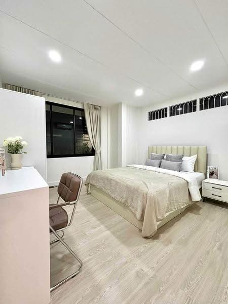 Single House for Rent near MRT Sutthisan Fully Furnished Pet-Friendly (SPSEVE2340), Bangkok, ถ. รัชดาภิเษก, Samsen Nok, Huai Khwang, Bangkok, 5 Bedrooms, 250 sqm, Single Detached House For Rent, by Khun Eve, 500557409 - DDproperty.com