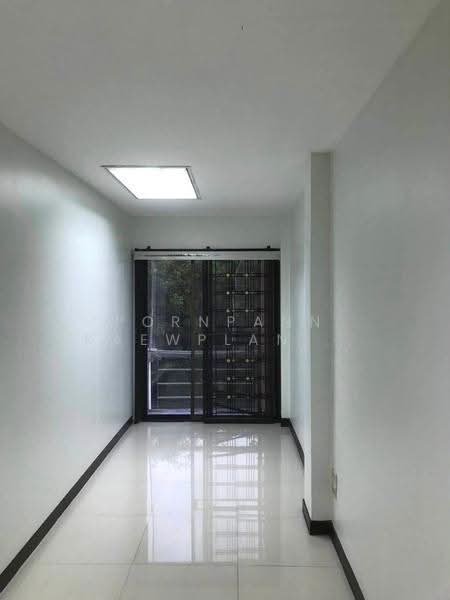 ให้เช่าโฮมออฟฟิศ 3 ชั้น 5 ระดับ สุขุมวิท - อ่อนนุช - บางจาก | 250 ตร.ม. 34 ตร.ว. จดบริษัทได้, กรุงเทพ, บางจาก, พระโขนง, กรุงเทพ, 250 ตร.ม., ตึกแถว-อาคารพาณิชย์ ให้เช่า, โดย Pornpann Kaewplang (Sand), 500559794 - DDproperty.com
