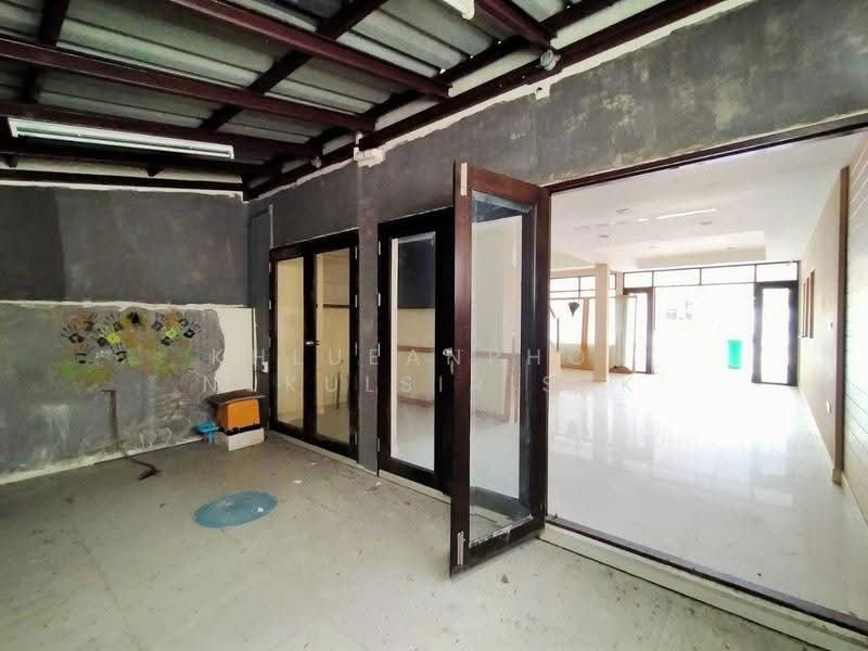 5-BR Townhouse, Bangkok, Jom Phon, Chatuchak, Bangkok, 5 Bedrooms, 495 sqm, Townhouse For Sale, by Khlueanphon Nukulsirisak, 500559881 - DDproperty.com