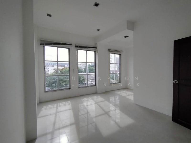 5-BR Townhouse, Bangkok, Jom Phon, Chatuchak, Bangkok, 5 Bedrooms, 495 sqm, Townhouse For Sale, by Khlueanphon Nukulsirisak, 500559881 - DDproperty.com