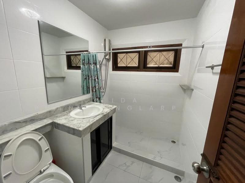 2-Storey Detached House for Rent – Ratchada/Sutthisan (Furnished, Near MRT), Bangkok, Samsen Nok, Huai Khwang, Bangkok, 5 Bedrooms, 240 sqm, Single Detached House For Rent, by Tida phanthonglarptawee, 500560796 - DDproperty.com