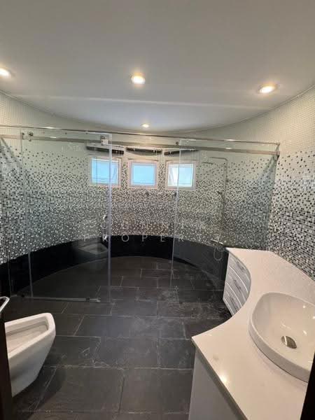 Large house with a swimming pool, Hua Nam Tok 1, Chonburi Province, Chon Buri (Pattaya), , Nong Pla Lai, Bang Lamung (Pattaya), Chon Buri (Pattaya), 6 Bedrooms, 700 sqm, Single Detached House For Sale, by Connex Property, 500560875 - DDproperty.com