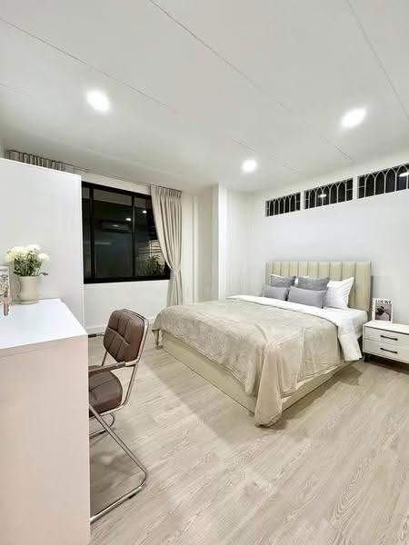 บ้าน / โฮมออฟฟิศ 2 ชั้น รัชดา - ห้วยขวาง - สุทธิสาร | 50 ตร.ว. 5 นอน 3 น้ำ จอดรถ 4 คัน เฟอร์ครบ, กรุงเทพ, ห้วยขวาง, กรุงเทพ, 200 ตร.ม., ตึกแถว-อาคารพาณิชย์ ให้เช่า, โดย Pornpann Kaewplang (Sand), 500561719 - DDproperty.com