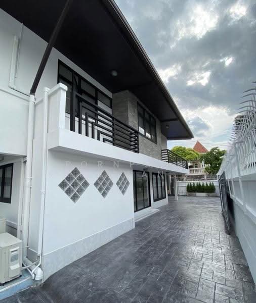 2-Storey Single House / Home Office For Rent Ratchada - Sutthisan - Lat Phrao | 220 sq.m, Bangkok, Samsen Nok, Huai Khwang, Bangkok, , 220 sqm, Shophouse For Rent, by Pornpann Kaewplang (Sand), 500561830 - DDproperty.com