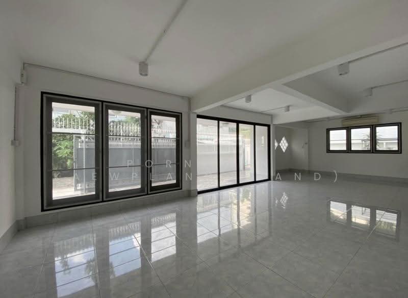 2-Storey Single House / Home Office For Rent Ratchada - Sutthisan - Lat Phrao | 220 sq.m, Bangkok, Samsen Nok, Huai Khwang, Bangkok, , 220 sqm, Shophouse For Rent, by Pornpann Kaewplang (Sand), 500561830 - DDproperty.com