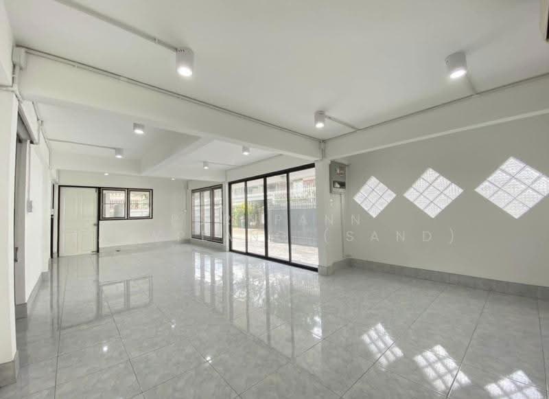 2-Storey Single House / Home Office For Rent Ratchada - Sutthisan - Lat Phrao | 220 sq.m, Bangkok, Samsen Nok, Huai Khwang, Bangkok, , 220 sqm, Shophouse For Rent, by Pornpann Kaewplang (Sand), 500561830 - DDproperty.com