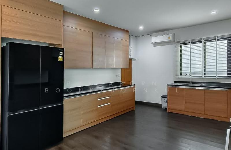 House near Ekkamai, Bangkok, สุขุมวิท 65, Phra Kanong Nua, Watthana, Bangkok, 4 Bedrooms, 330 sqm, Single Detached House For Rent, by Prapaporn Boonkajonkul, 500563353 - DDproperty.com