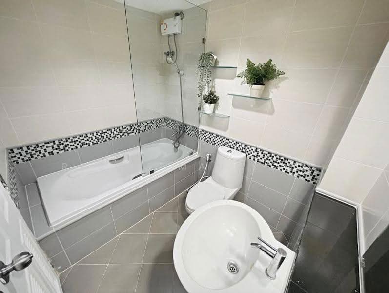 The Waterford Sukhumvit 50, Bangkok, 890 Soi Sukhumvit 50, Phra Kanong, Khlong Toei, Bangkok, 3 Bedrooms, 100 sqm, Condo For Rent, by Rasita Maneelam, 500563627 - DDproperty.com