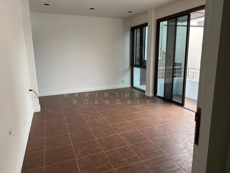 5-BR House, Bangkok, Khlong Chaokhun Sing, Wang Thonglang, Bangkok, 5 Bedrooms, 524 sqm, Single Detached House For Sale, by Narinthira Roengrit, 500565169 - DDproperty.com