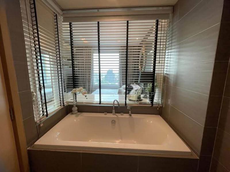 Siri At Sukhumvit, Bangkok, 902 Sukhumvit Road, Phra Kanong, Khlong Toei, Bangkok, 2 Bedrooms, 70 sqm, Condo For Rent, by Kawinthip Wisesdenchai, 500565795 - DDproperty.com