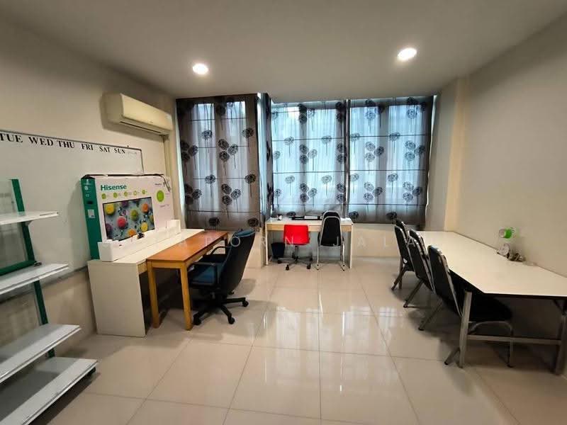 4-BR Townhouse, Bangkok, Samsen Nok, Huai Khwang, Bangkok, 4 Bedrooms, 400 sqm, Townhouse For Sale, by Sataporn Jalao, 500567690 - DDproperty.com
