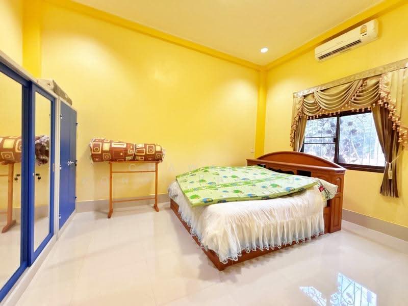 For Sale: Large main house plus 4 smaller houses on a plot exceeding 1 Rai, Nakhon Nayok, เขาลำดวน-วังรี, Khao Phra, Muang Nakhon Nayok, Nakhon Nayok, 5 Bedrooms, 726 sqm, Single Detached House For Sale, by CHAWALIT KONGSAKPAIBUL, 500567768 - DDproperty.com