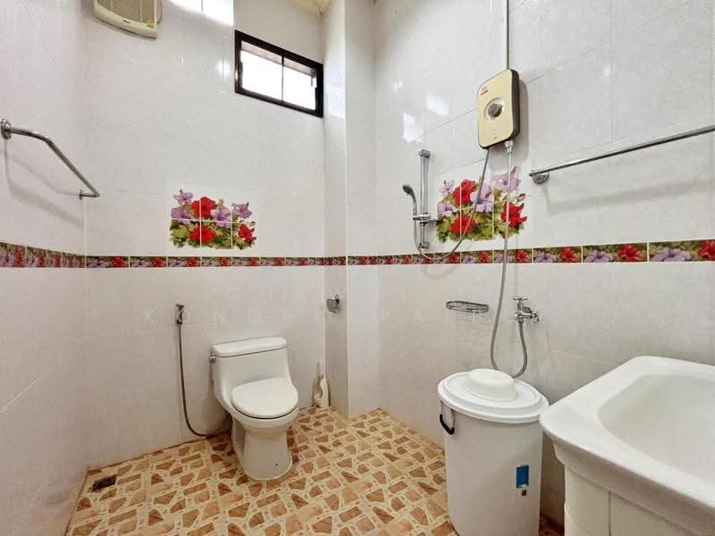 For Sale: Large main house plus 4 smaller houses on a plot exceeding 1 Rai, Nakhon Nayok, เขาลำดวน-วังรี, Khao Phra, Muang Nakhon Nayok, Nakhon Nayok, 5 Bedrooms, 726 sqm, Single Detached House For Sale, by CHAWALIT KONGSAKPAIBUL, 500567768 - DDproperty.com