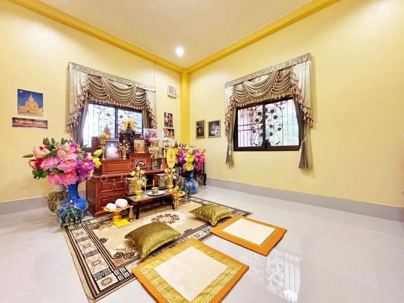 For Sale: Large main house plus 4 smaller houses on a plot exceeding 1 Rai, Nakhon Nayok, เขาลำดวน-วังรี, Khao Phra, Muang Nakhon Nayok, Nakhon Nayok, 5 Bedrooms, 726 sqm, Single Detached House For Sale, by CHAWALIT KONGSAKPAIBUL, 500567768 - DDproperty.com