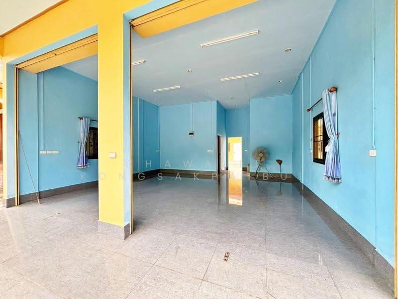 For Sale: Large main house plus 4 smaller houses on a plot exceeding 1 Rai, Nakhon Nayok, เขาลำดวน-วังรี, Khao Phra, Muang Nakhon Nayok, Nakhon Nayok, 5 Bedrooms, 726 sqm, Single Detached House For Sale, by CHAWALIT KONGSAKPAIBUL, 500567768 - DDproperty.com