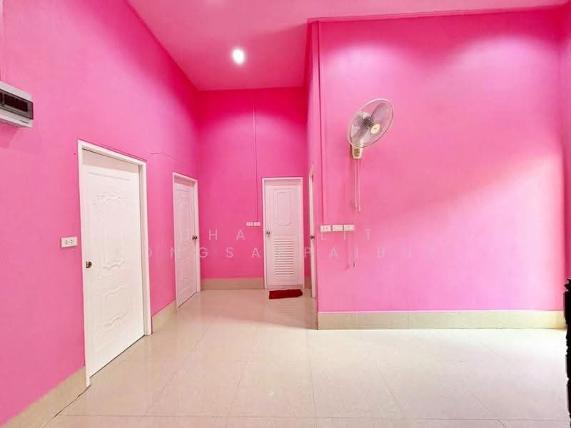 For Sale: Large main house plus 4 smaller houses on a plot exceeding 1 Rai, Nakhon Nayok, เขาลำดวน-วังรี, Khao Phra, Muang Nakhon Nayok, Nakhon Nayok, 5 Bedrooms, 726 sqm, Single Detached House For Sale, by CHAWALIT KONGSAKPAIBUL, 500567768 - DDproperty.com