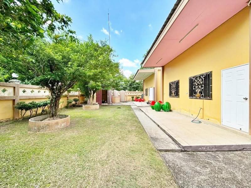For Sale: Large main house plus 4 smaller houses on a plot exceeding 1 Rai, Nakhon Nayok, เขาลำดวน-วังรี, Khao Phra, Muang Nakhon Nayok, Nakhon Nayok, 5 Bedrooms, 726 sqm, Single Detached House For Sale, by CHAWALIT KONGSAKPAIBUL, 500567768 - DDproperty.com
