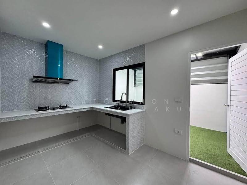 3-BR Townhouse, Bangkok, Lat Phrao, Bangkok, 3 Bedrooms, 204 sqm, Townhouse For Sale, by Ratchanon Songthammakul, 500569077 - DDproperty.com