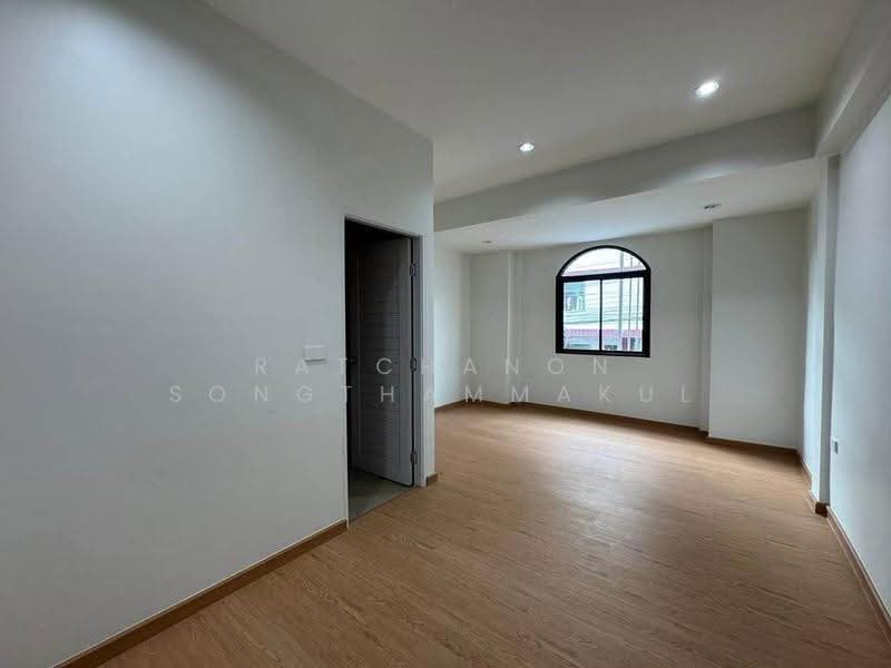 3-BR Townhouse, Bangkok, Lat Phrao, Bangkok, 3 Bedrooms, 204 sqm, Townhouse For Sale, by Ratchanon Songthammakul, 500569077 - DDproperty.com