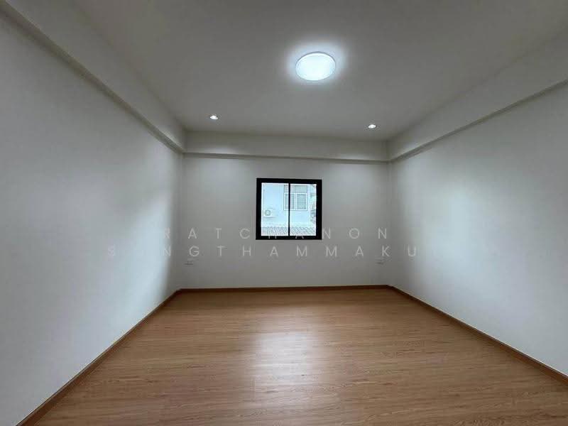 3-BR Townhouse, Bangkok, Lat Phrao, Bangkok, 3 Bedrooms, 204 sqm, Townhouse For Sale, by Ratchanon Songthammakul, 500569077 - DDproperty.com