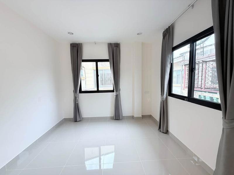 Poonsinh Thani 3, Bangkok, Rat Phatthana Road, Khlong Song Ton Nun, Lat Krabang, Bangkok, 3 Bedrooms, 120 sqm, Townhouse For Sale, by Tanrada Tongsub, 500569680 - DDproperty.com