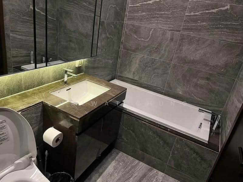 The Esse Sukhumvit 36, Bangkok, Soi Sukhumvit 36, Sukhumvit Road, Phra Kanong, Khlong Toei, Bangkok, 1 Bedroom, 38 sqm, Condo For Sale, by Chaiwat Chung, 500569748 - DDproperty.com