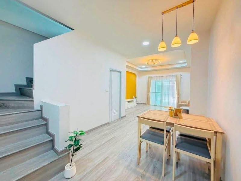 ขายทาวน์โฮมรีโนเวทใหม่ ม.โกลเด้นท์เพลส เครือสหพัฒน์ ศรีราชา, Chon Buri (Pattaya), Bueng, Si Racha, Chon Buri (Pattaya), 2 Bedrooms, 60 sqm, Townhouse For Sale, by Dusit Saengfa, 500570268 - DDproperty.com