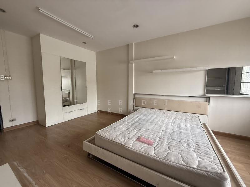 Fully Renovated 3-Story Townhouse | 3 Bedrooms | Near MRT Charan 13, Bangkok, จรัญสนิทวงศ์ 11, Wat Tha Pra, Bangkok Yai, Bangkok, 3 Bedrooms, 156 sqm, Townhouse For Rent, by Theeradet pakkrasae, 500570384 - DDproperty.com