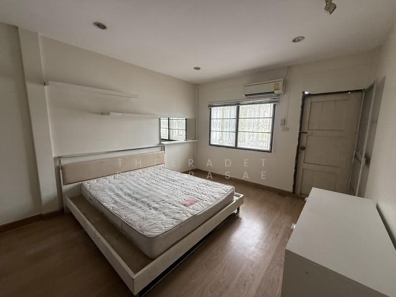 Fully Renovated 3-Story Townhouse | 3 Bedrooms | Near MRT Charan 13, Bangkok, จรัญสนิทวงศ์ 11, Wat Tha Pra, Bangkok Yai, Bangkok, 3 Bedrooms, 156 sqm, Townhouse For Rent, by Theeradet pakkrasae, 500570384 - DDproperty.com
