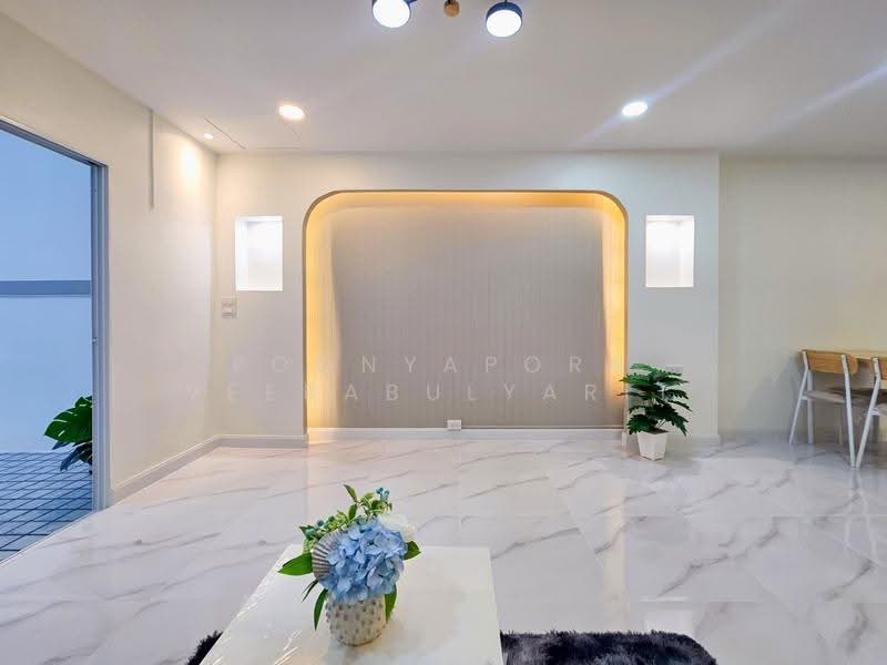 ขายทาวน์เฮ้าส์ : หมู่บ้านมนวดี วัดลาดปลาดุก, Nonthaburi, Phimonrat, Bang Bua Thong, Nonthaburi, 3 Bedrooms, 128 sqm, Townhouse For Sale, by Poonyaporn Veerabulyarit, 500570411 - DDproperty.com
