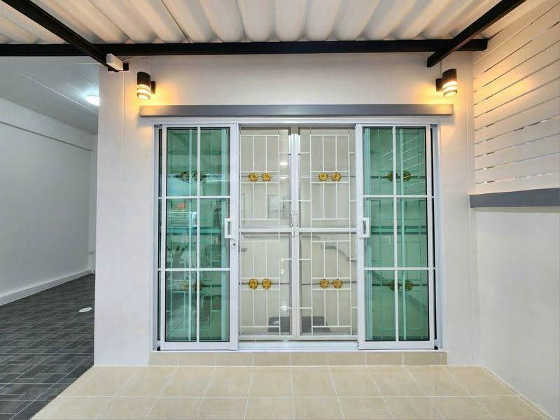 ขายทาวน์โฮมรีโนเวทใหม่ ม.อิสเทิร์นแลนด์3 ศรีราชา, Chon Buri (Pattaya), Surasak, Si Racha, Chon Buri (Pattaya), 3 Bedrooms, 85 sqm, Townhouse For Sale, by Dusit Saengfa, 500570505 - DDproperty.com