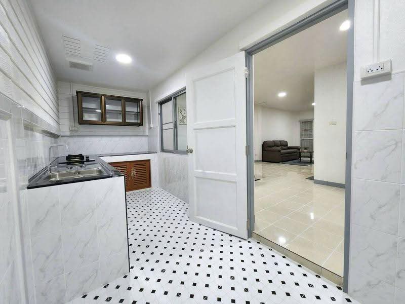 ขายทาวน์โฮมรีโนเวทใหม่ ม.อิสเทิร์นแลนด์3 ศรีราชา, Chon Buri (Pattaya), Surasak, Si Racha, Chon Buri (Pattaya), 3 Bedrooms, 85 sqm, Townhouse For Sale, by Dusit Saengfa, 500570505 - DDproperty.com